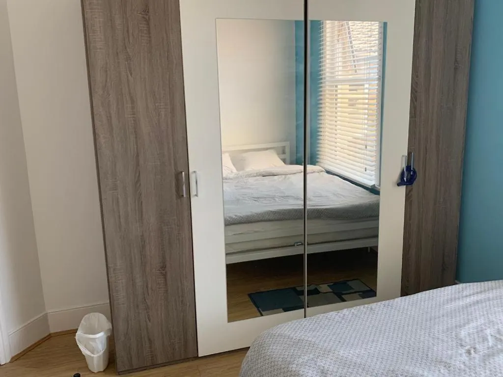 03 Bedroom Apartment-Self Check In Londyn